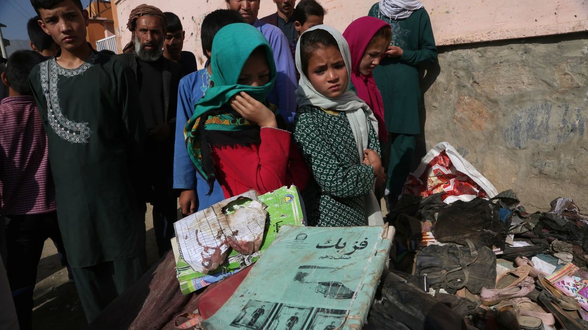 Trýznivý smutek v Kábulu. Výbuch u školy usmrtil 68 osob, hlavně žačky